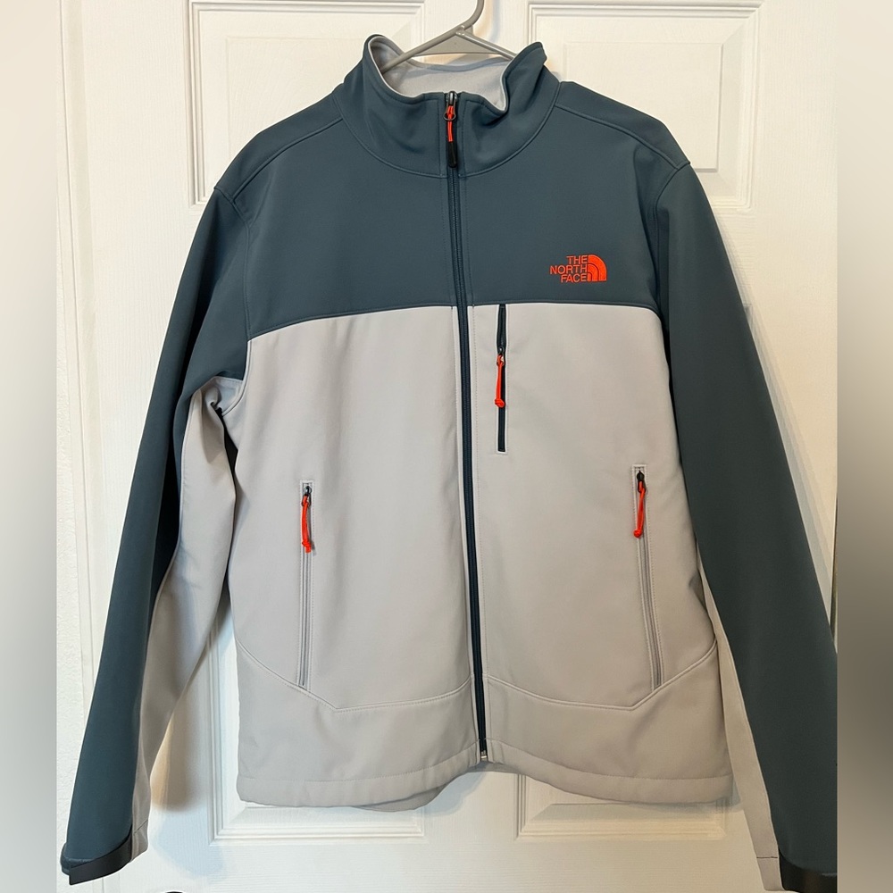 Men’s The North face soft shell jacket size L.